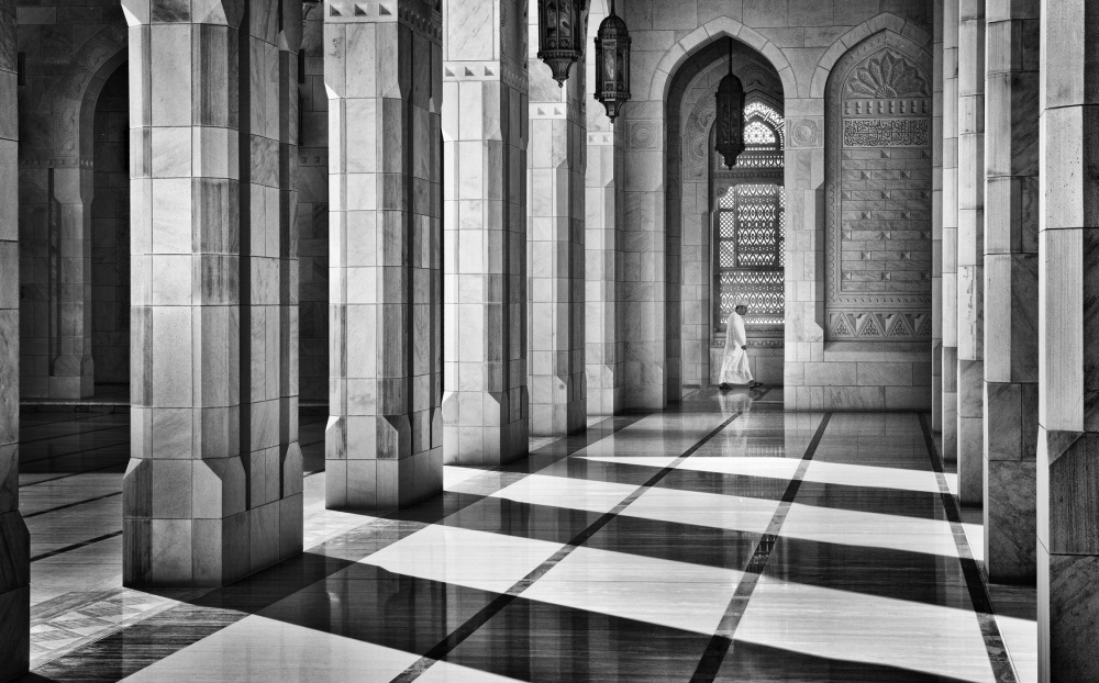 Shadows in the mosque de Izidor Gasperlin