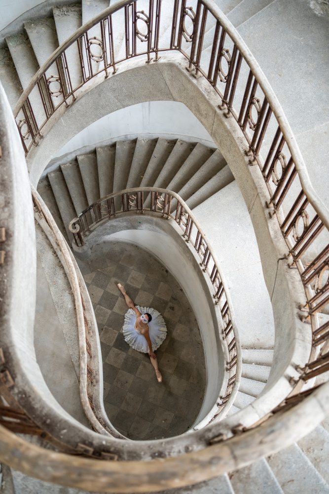 Ballerina in der Treppe de James Graf