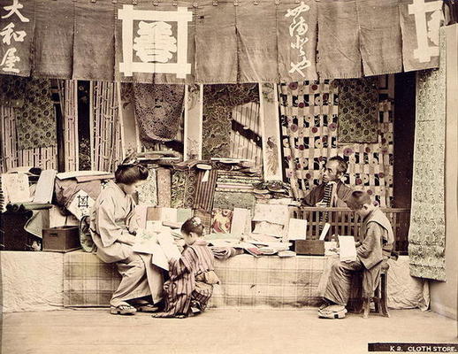 A Japanese cloth store, c.1890 (hand coloured photo) de Japanese Photographer, (19th century)