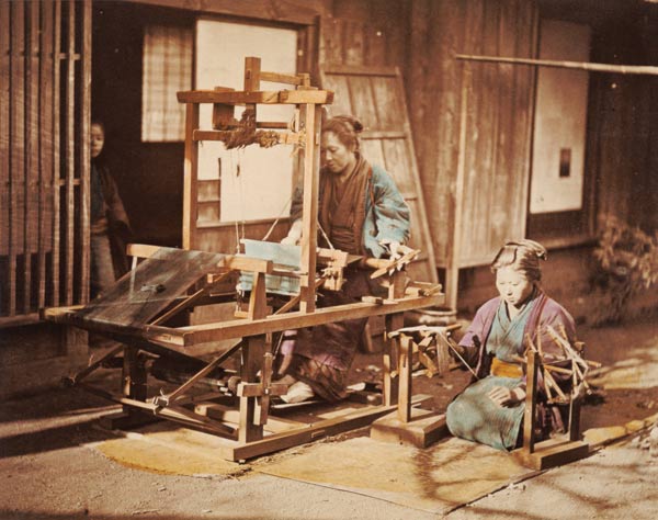 Japanese women weaving, c.1890 (hand-coloured photo) de Japanese Photographer, (19th century)