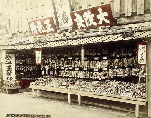 Shoe shop in Kyoto, c.1890 (hand-coloured photo) de Japanese Photographer, (19th century)