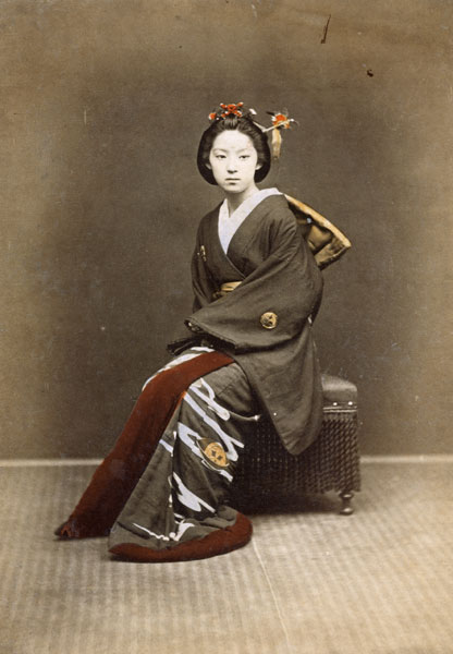 Young Girl in a Kimono, c.1860-70 (hand coloured photo) de Japanese School, (19th century)