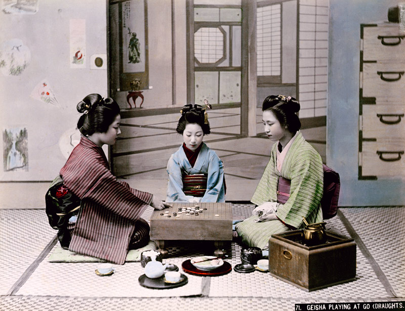 Geisha Girls Playing the Game of Go, c.1900 (hand coloured photo) de Japanese School, (20th century)