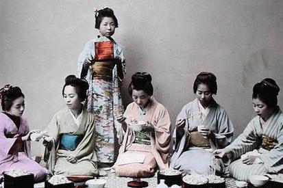 Chicas jóvenes japonesas comiendo noodles de Japanese School, (20th century)