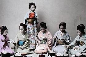 Chicas jóvenes japonesas comiendo noodles