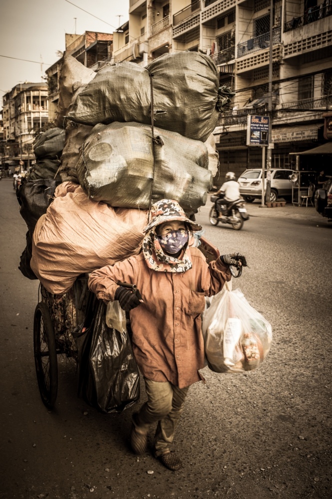 Carrying my life - Phnom Penh - Cambodia de Jean-Francois Perigois