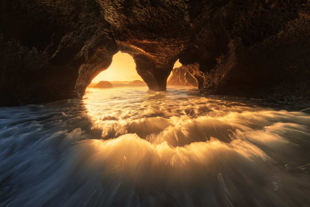 The Secret Sea Cave de Jingshu Zhu