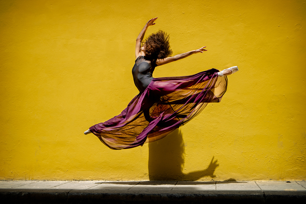 Ballet dancer jumping de Joan Gil Raga