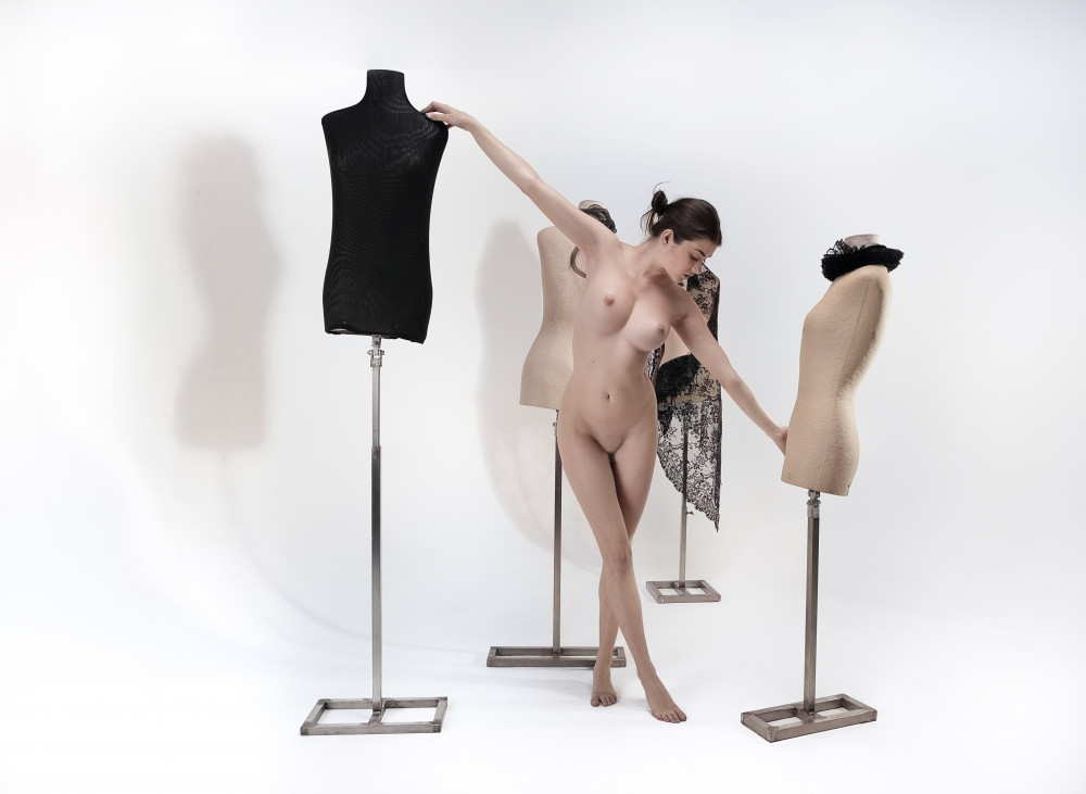 Sara with mannequins de Joan Gil Raga