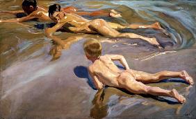 Niños desnudos en la playa