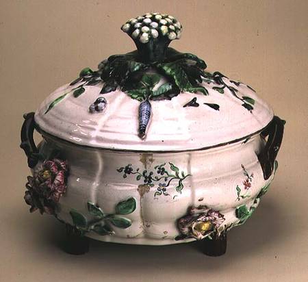 Covered tureen, decorated with applied ornament of flowers and vegetables de Johan Ludwig Eberhard Ehrenreich