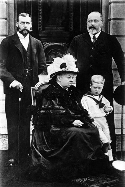 Four Generations of Victorian Royalty, taken at Osborne House, 5th August 1899 (b/w photo)  de John Chancellor