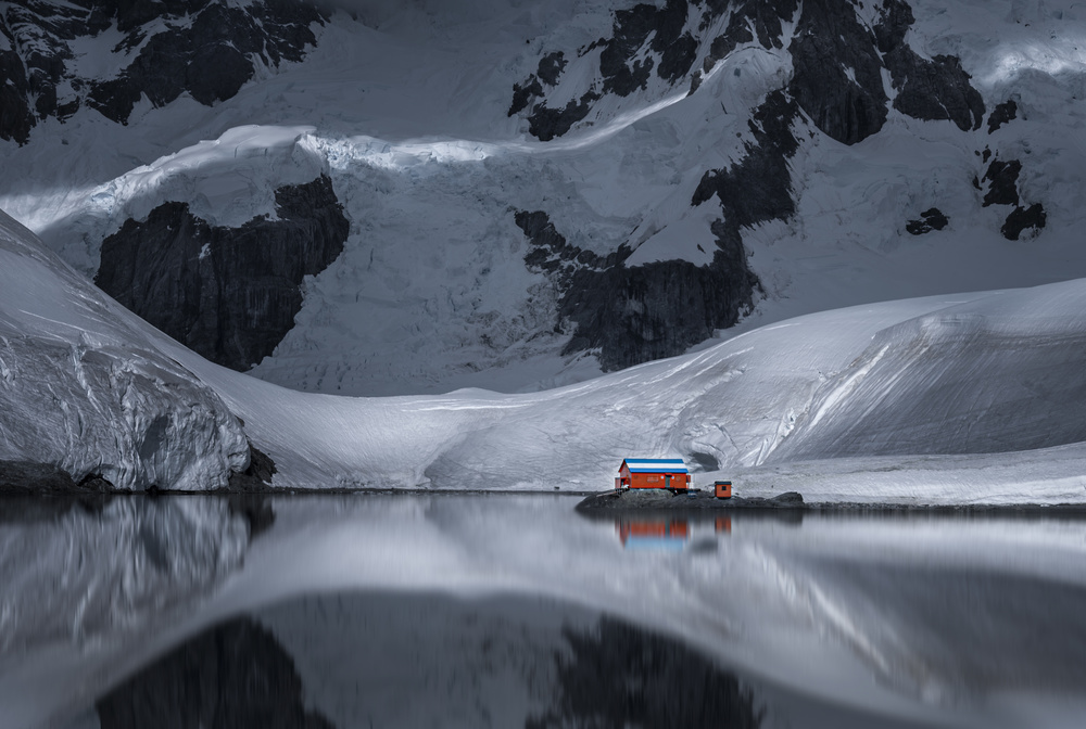 A Red House by Antarctica Glacier de John-Mei Zhong