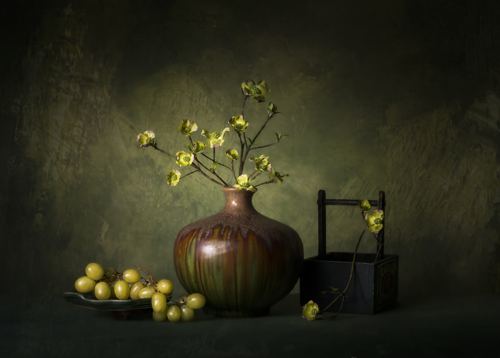 dogwood flower  and green mood de John-Mei Zhong