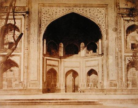 Outside the Taj Mahal, probably illustrated in 'Photographic Views in Agra and Its Vicinity' de John Murray