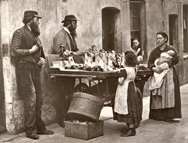 Dealer in Fancy Ware, 1876-77 (woodburytype)  de John Thomson