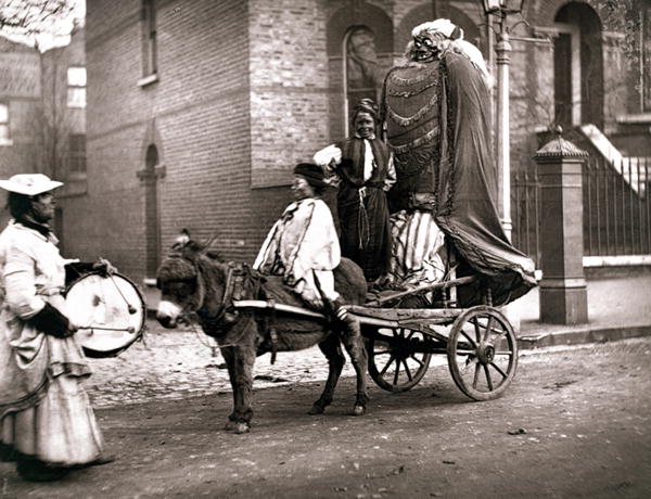 November Effigies, from ''Street Life in London'', 1877-78 (woodburytype)  de John Thomson