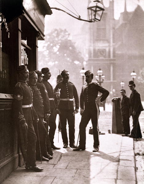 Recruiting Sergeants at Westminster, 1876-77 (woodburytype)  de John Thomson