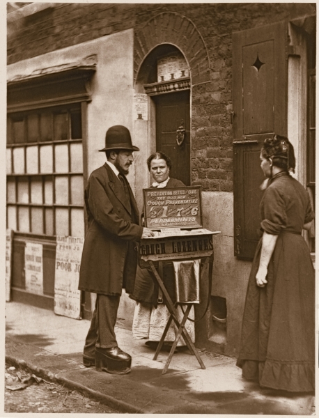 Street Doctor, 1876-77 (woodburytype)  de John Thomson