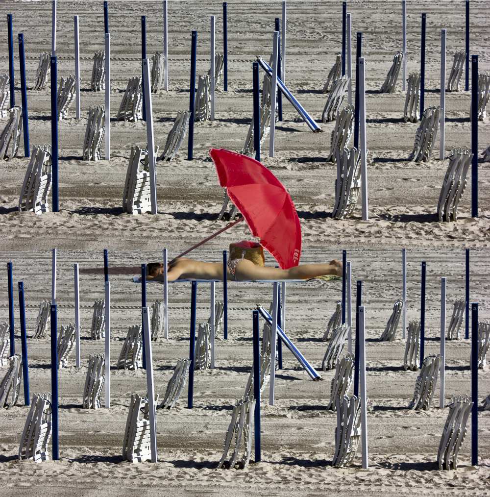 Composition of poles and chairs with red umbrella de Jois Domont