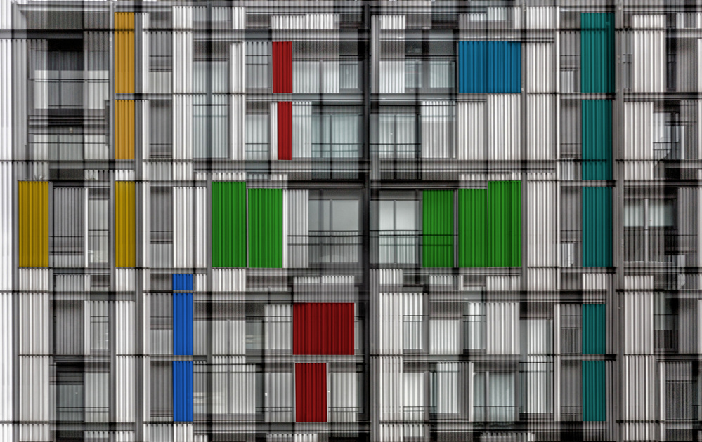 facade of colored tubes de Jois Domont ( J.L.G.)