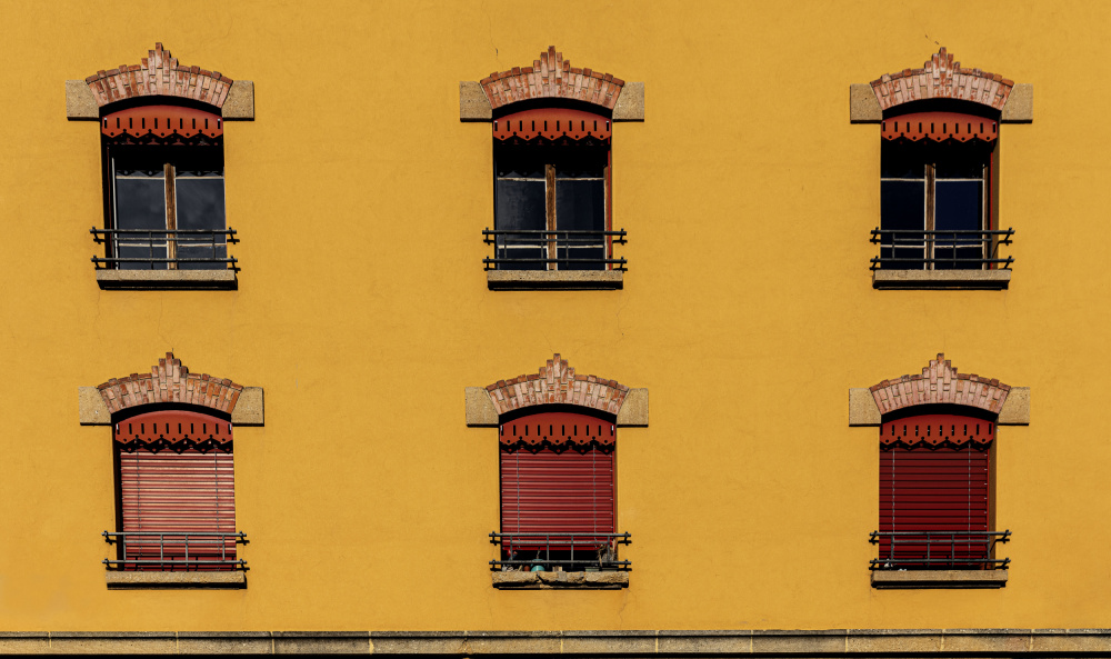 symmetrical windows on a warm background de Jois Domont ( J.L.G.)