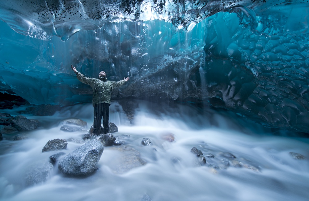 Self portrait under a glacier de Jonathan Tucker