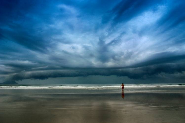 The storm surfer de Jose Eduardo F.