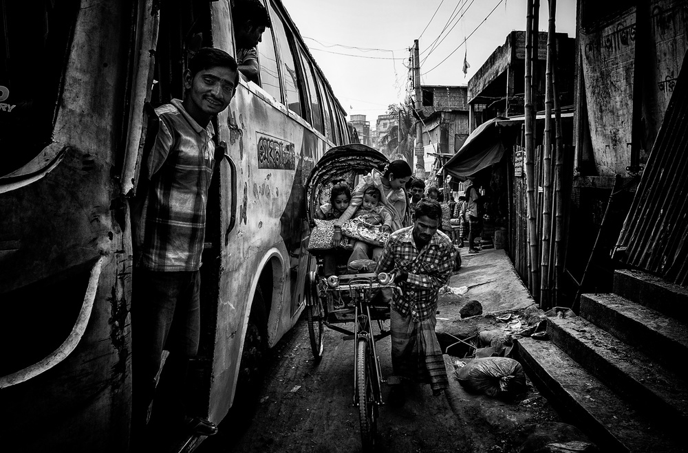 In the streets of Bangladesh. de Joxe Inazio Kuesta Garmendia
