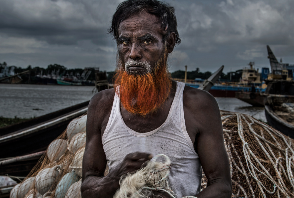 A man from Bangladesh untangling nets. de Joxe Inazio Kuesta Garmendia