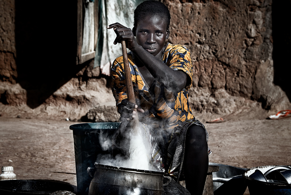 Making food for her children - Benin de Joxe Inazio Kuesta Garmendia
