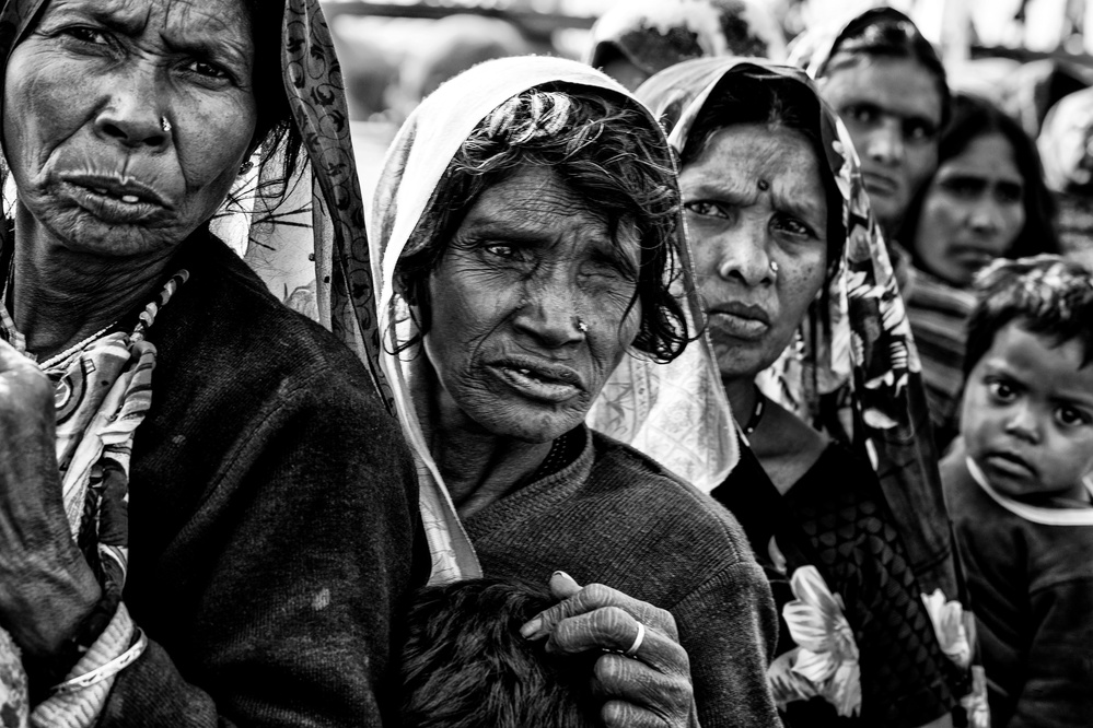 Women at the Kumbh Mela - Prayagraj - India de Joxe Inazio Kuesta Garmendia