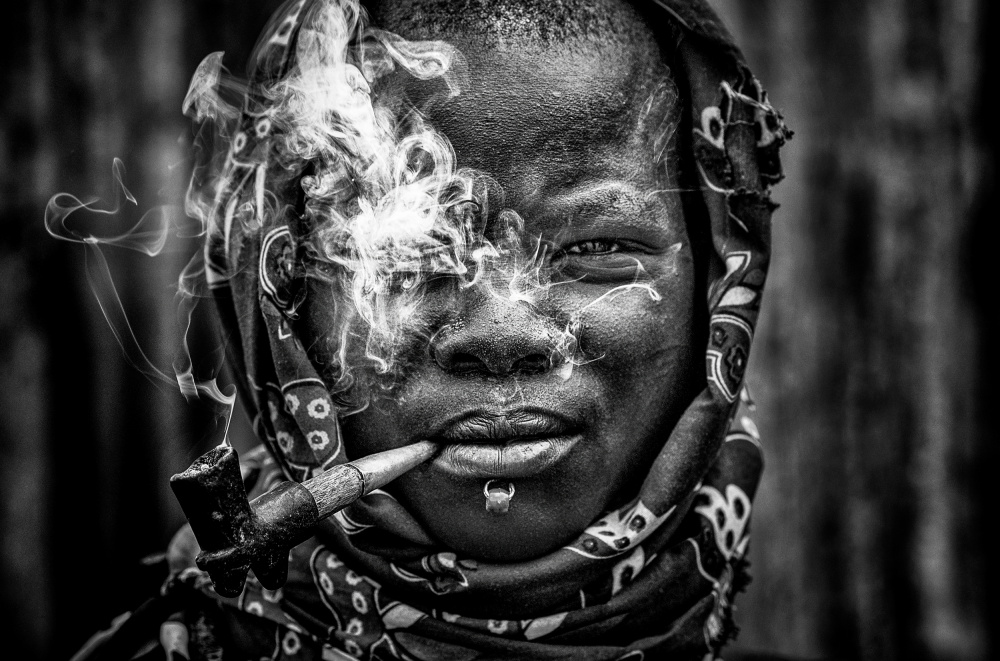 Laarim woman smoking-South Sudan de Joxe Inazio Kuesta Garmendia