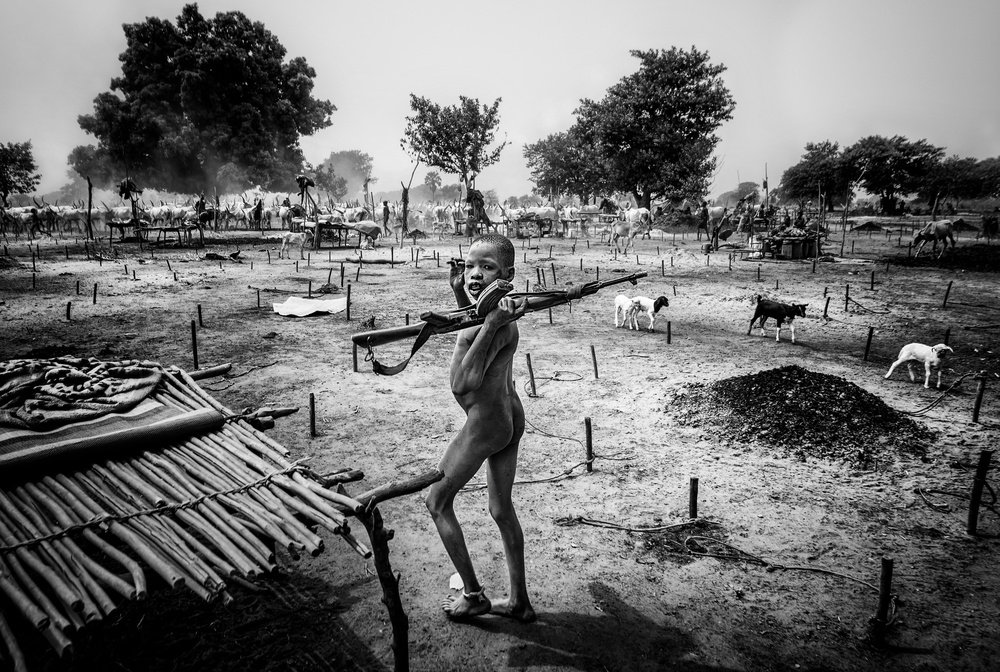 Imitating their elders - Mundari camp-South Sudan de Joxe Inazio Kuesta Garmendia