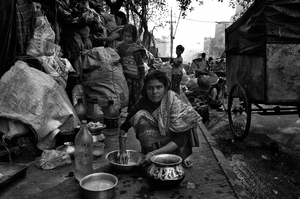 Cleaning rice in the streets of Bangladesh. de Joxe Inazio Kuesta Garmendia