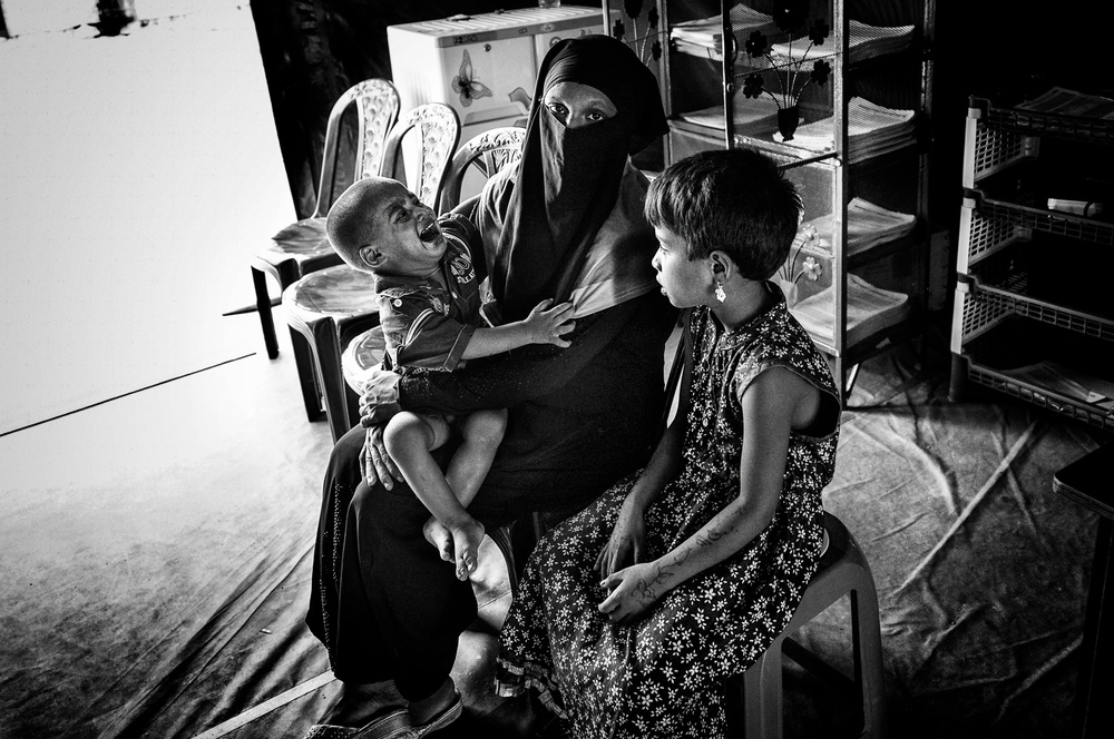 Rohingya refugee woman with her child in a medical camp - Bangladesh de Joxe Inazio Kuesta Garmendia
