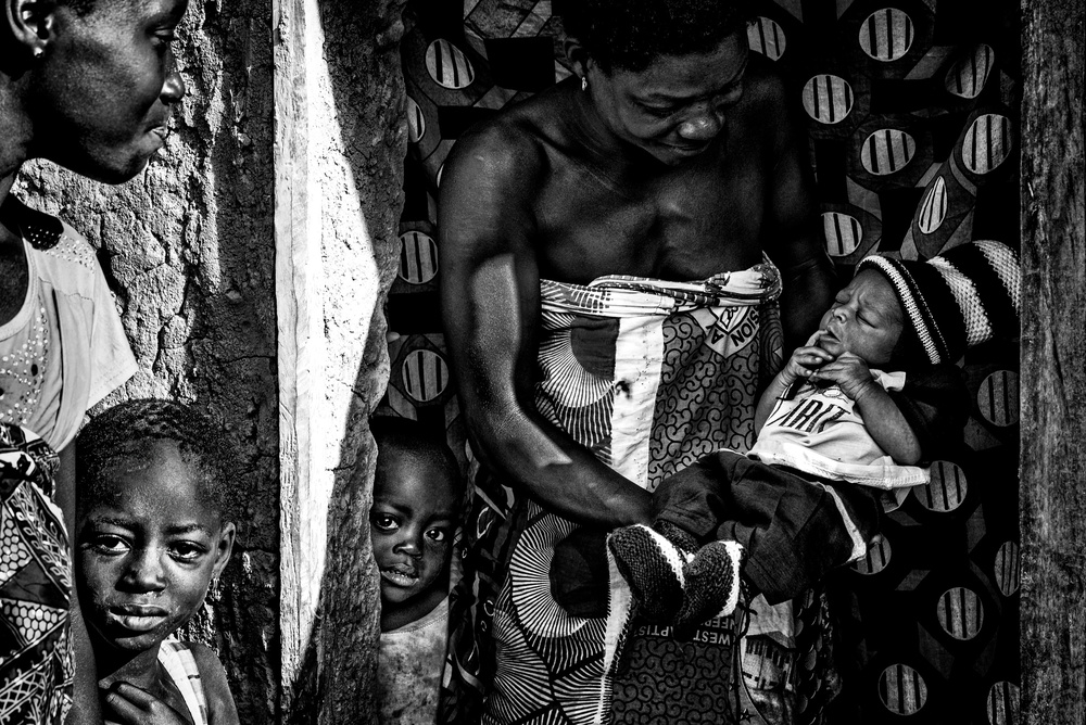 Proudly showing her newborn child - Benin de Joxe Inazio Kuesta Garmendia