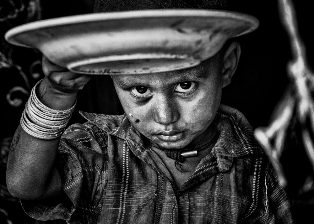 Sad Rohingya refugee child showing me his empty plate of food. de Joxe Inazio Kuesta Garmendia