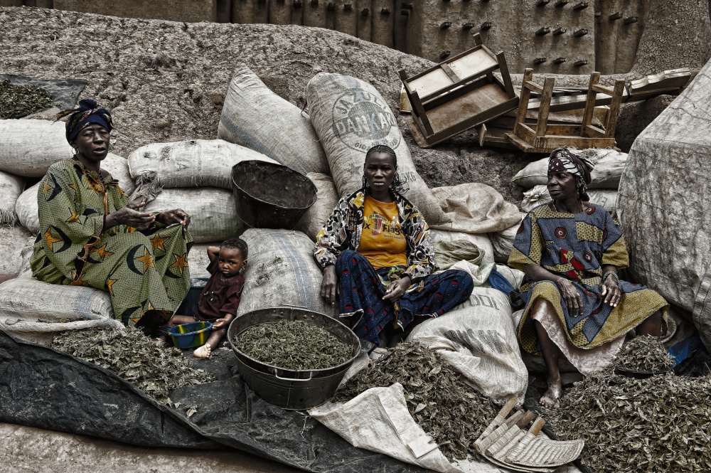 Selling in the market (Djenné - Mali) de Joxe Inazio Kuesta Garmendia
