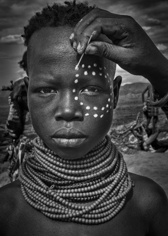 Painting the face of a karo tribe girl (Omo Valley-Ethiopia) de Joxe Inazio Kuesta