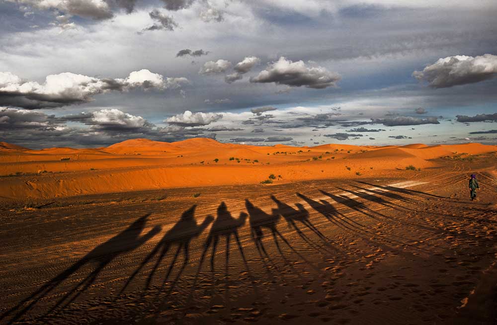 Through the dunes of Merzouga (Morocco) de Joxe Inazio Kuesta