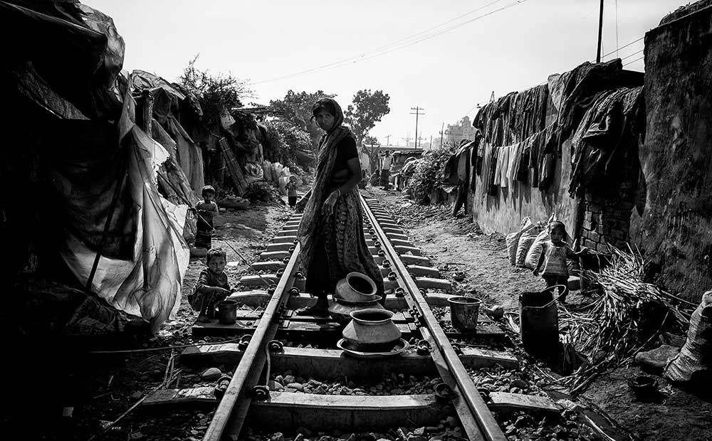 A scene of life on the train tracks - Bangladesh de Joxe Inazio Kuesta