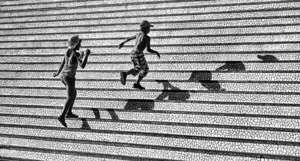 On the stairs . de Juan Luis Duran