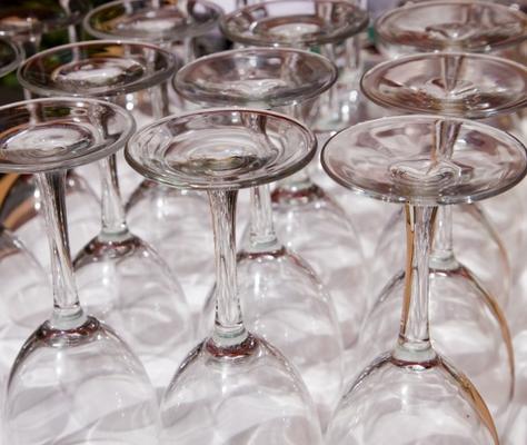 Wine glasses in restaurant de Ken Welsh