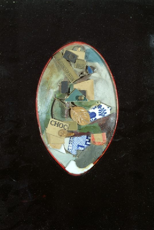 Mirror (mixed media on ivory with velvet surround) de Kurt Schwitters