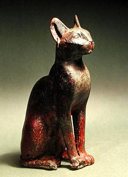 Statuette of a cat with gold earrings, the sacred representation of the goddess Bastet de Late Period Egyptian