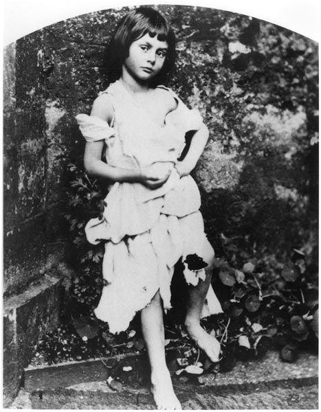 Alice Pleasance Liddell (1852-1934) as the beggar maid (b/w photo)  de Lewis Carroll