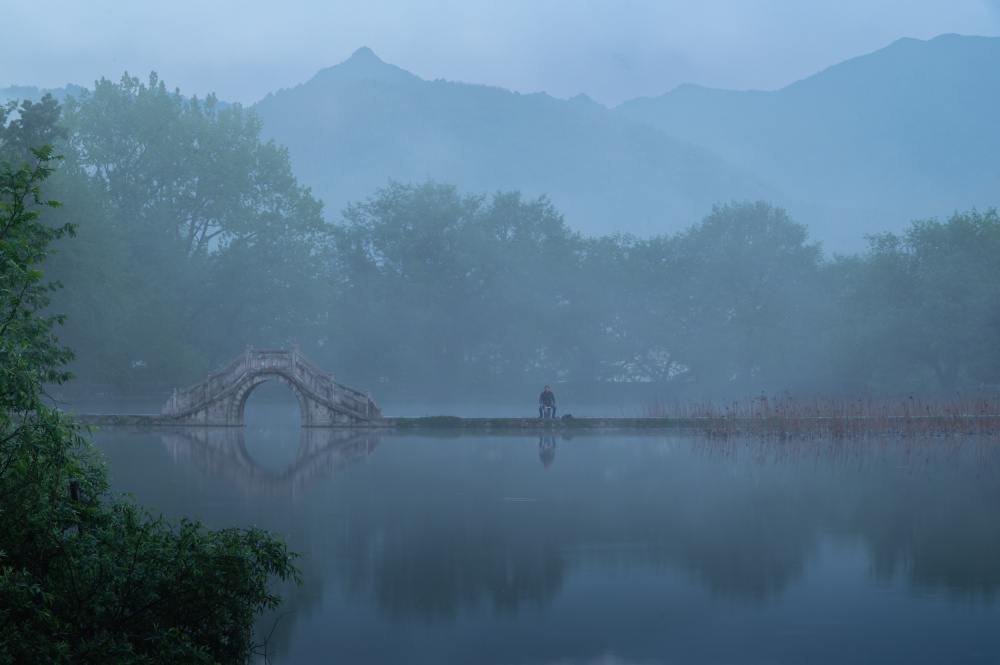 A Lone Fisherman de Lian Tang