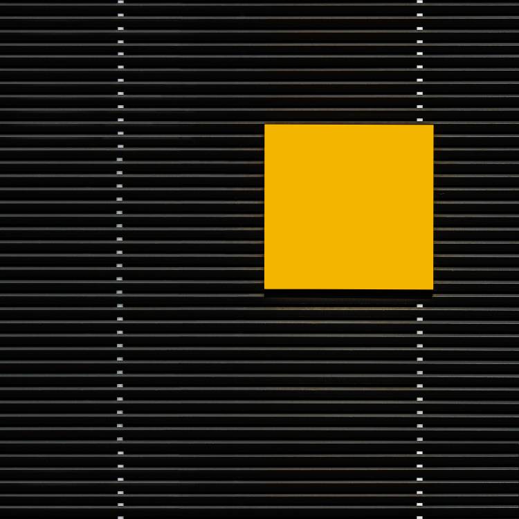 Yellow square de Luc Vangindertael