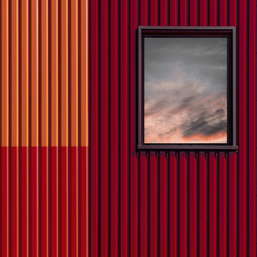 Red with a touch of sky de Luc Vangindertael (laGrange)